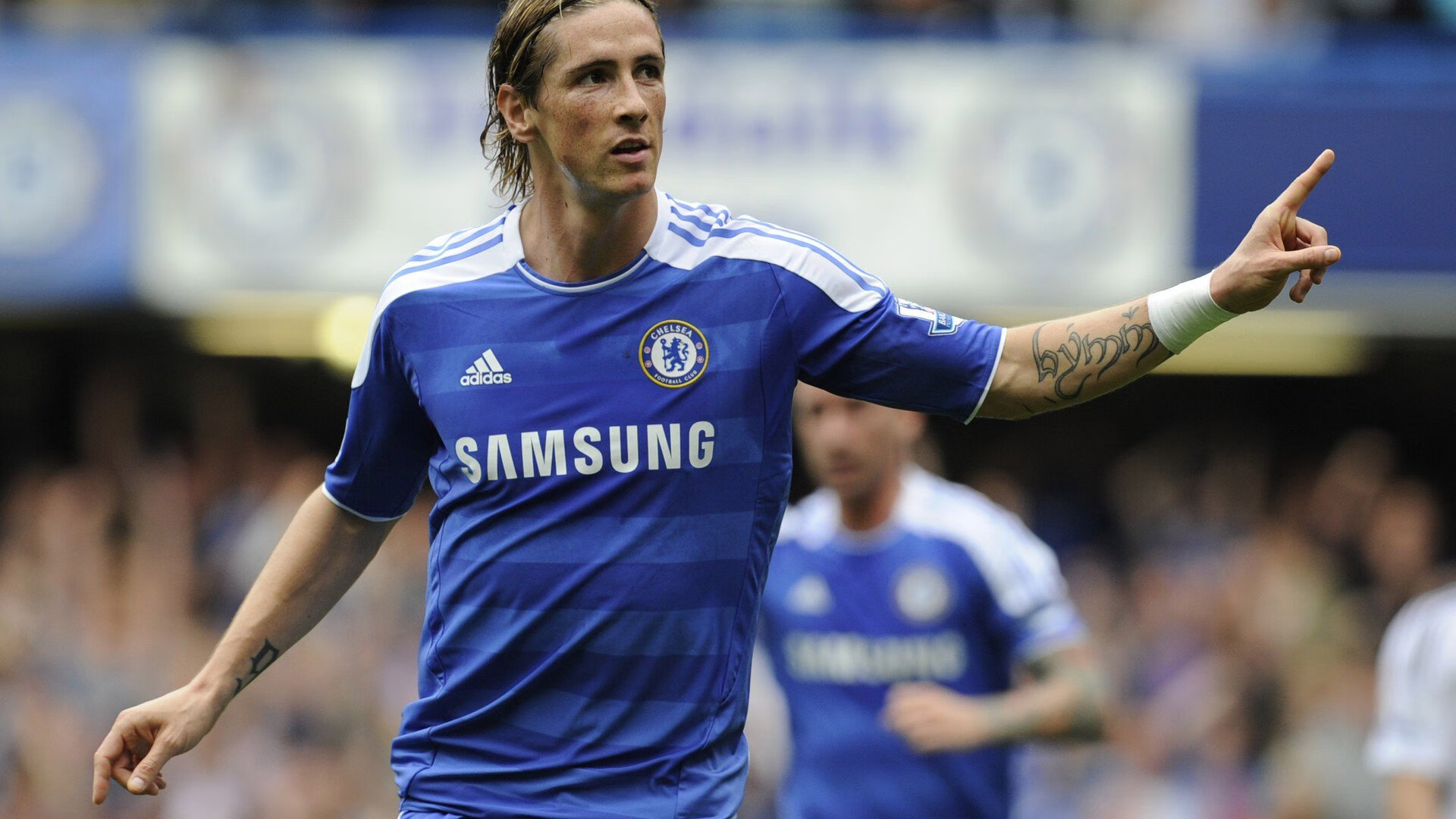 《英雄联盟》电竞场馆迎来新观众高潮，赛事气氛热烈，lol电竞比赛地点